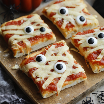 Easy Mummy Pizza Recipe – A fun, spooky Halloween meal idea perfect for parties or family dinners. Ready in just 20 minutes!

