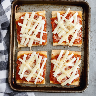 Easy Mummy Pizza Recipe – A fun, spooky Halloween meal idea perfect for parties or family dinners. Ready in just 20 minutes!
