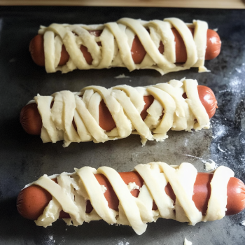 Mummy Hot Dogs: The Ultimate Spooky Snack for Halloween 🎃
