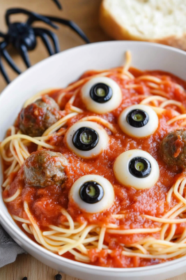 Halloween Spaghetti Recipe with Mozzarella Eyeballs – A Spooky, Fun, and Easy Dinner Idea Perfect for Halloween Night!